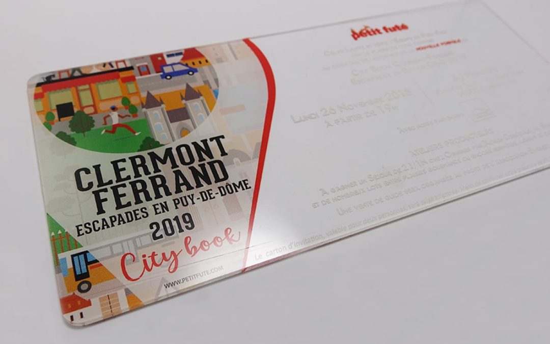 Des cartons d’invitation en plexiglas pour «Petit Futé »