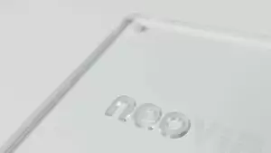 Gravure en relief sur PMMA transparent