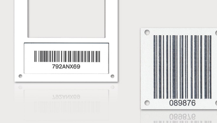 Plaques d'identification par code à barres réalisées par gravure en creux sur plastique bi-couches