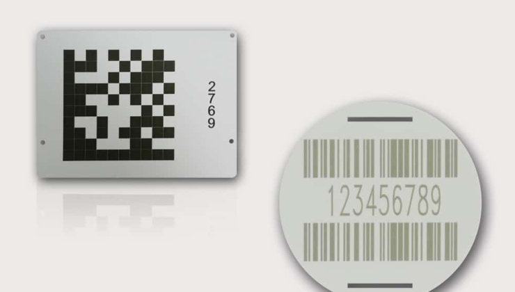 Plaques avec code à barres ou datamatrix marquées par gravure laser sur pvc