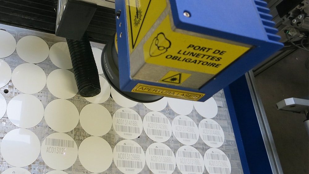 Gravure laser de codes barres d'identification sur matière plastique