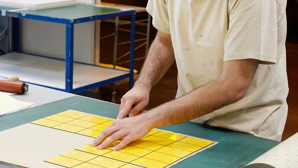 Fixation par pose d'adhésif sur plaque en plastique