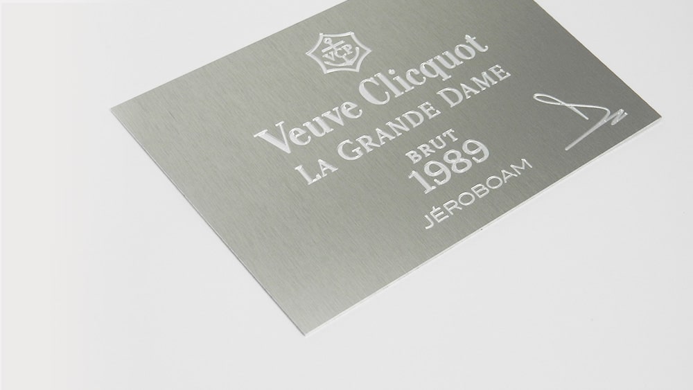 Etiquette de luxe en aluminium anodisé naturel marquée par gravure en creux