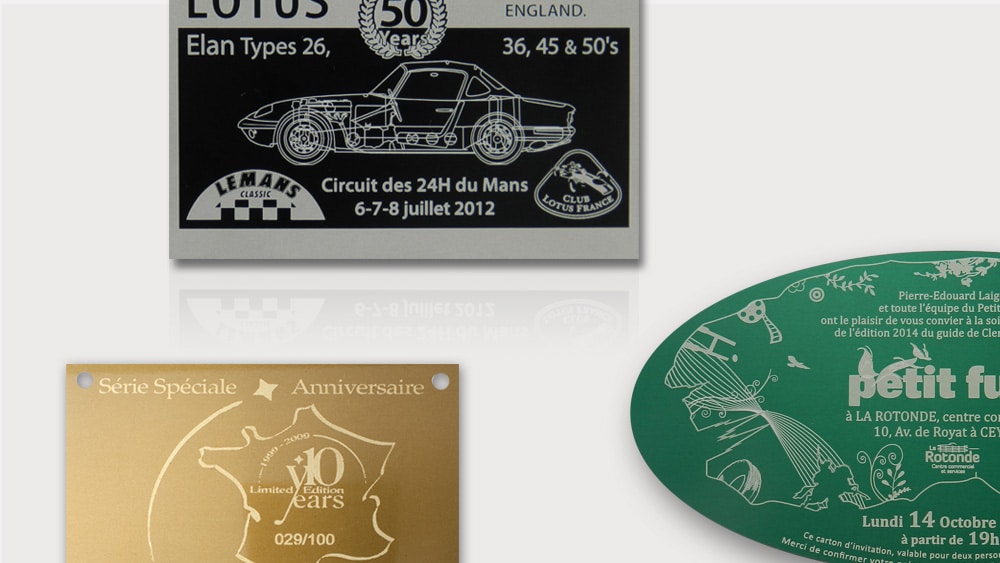 Plaques événementielles fabriquées en aluminium anodisé coloré avec marquage par gravure laser