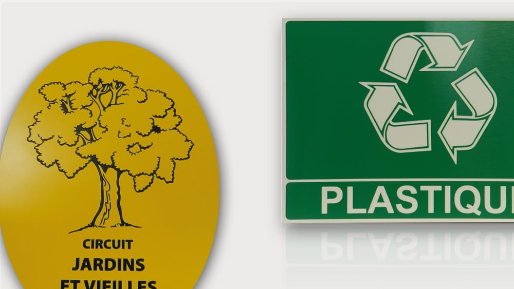 Plaques de signalétique gravées en creux sur plastique bi-couches