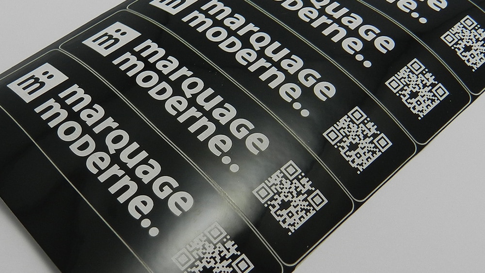 Etiquette d'identification réalisée en gravure laser sur acrylate avec un QR-Code