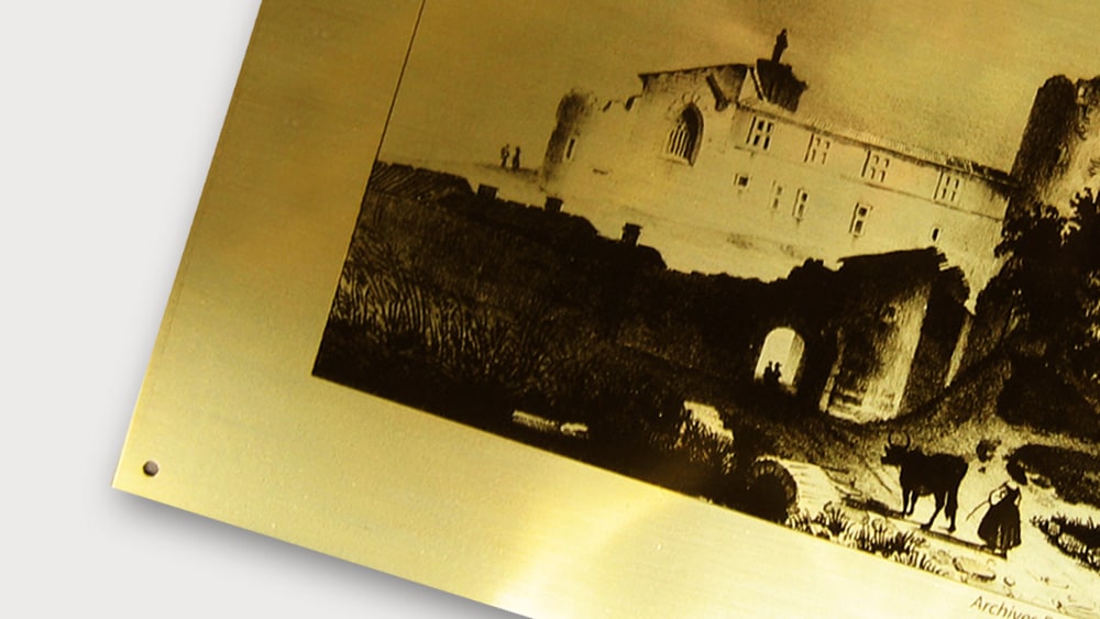 Photographie monochrome imprimée en sérigraphie sur laiton