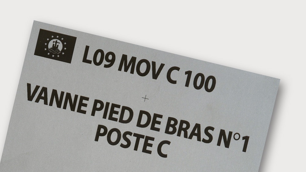 Plaque en inox pour marquage de tuyauterie réalisée en gravure laser