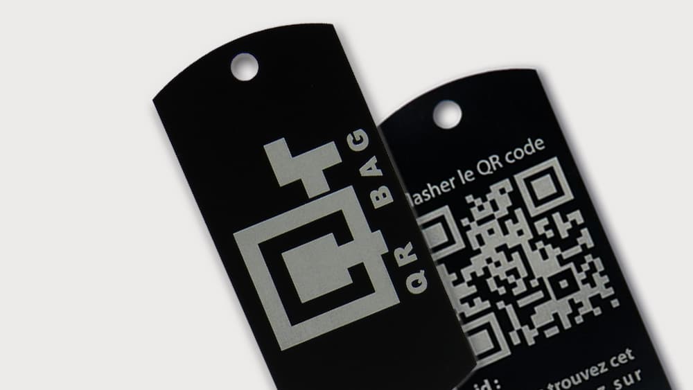 Marquage codes barre sur plaque gravée recto-verso en laser sur aluminium anodisé noir