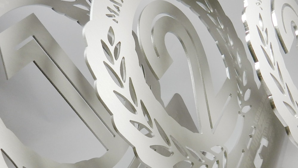 Trophées personnalisés en aluminium avec découpe mécanique, gravure laser et pliage