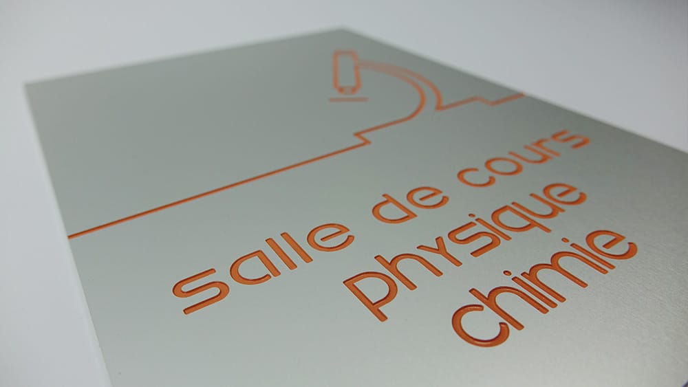 plaque signalétique en aluminium gravé pour bâtiment dédié à la formation