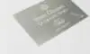 Etiquette de luxe en aluminium anodisé naturel marquée par gravure en creux