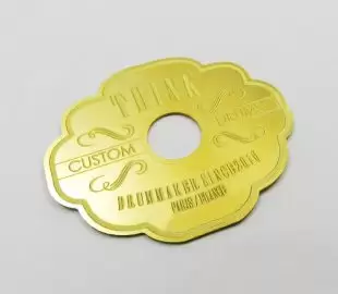 Plaque de marque Think Drums en laiton gravé et découpé sur mesure.