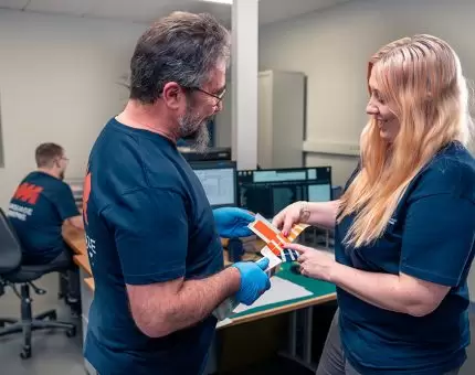 Équipe technique Marquage Moderne validation couleur personnalisation industrielle