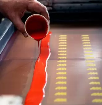 Application encre rouge sérigraphie marquage industriel plaques métal plastique