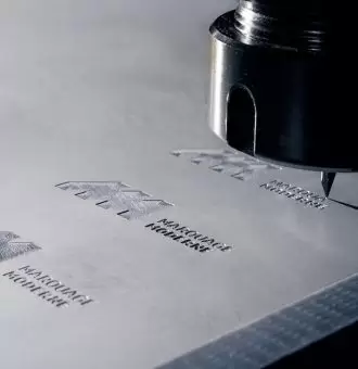 Gravure mécanique CNC logo sur plaque métallique haute précision