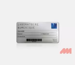Plaque inventaire en aluminium anodisé impression quadrichromie avec numéro de série et code-barres
