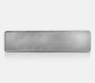 Plaque métallique embossée avec logo en relief discret durable